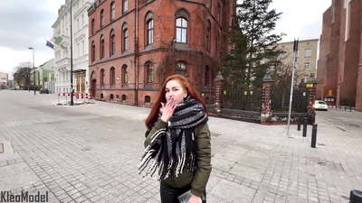 പബ്ലിക് പിക്കപ്പ്: സുന്ദരിയായ പെൺകുട്ടി ഒരു ഐഫോണിന് വേണ്ടി കബളിപ്പിക്കപ്പെടുകയും അവളുടെ പൂറ്റിൽ മയങ്ങുകയും ചെയ്യുന്നു. ക്ലിയോ മോഡൽ